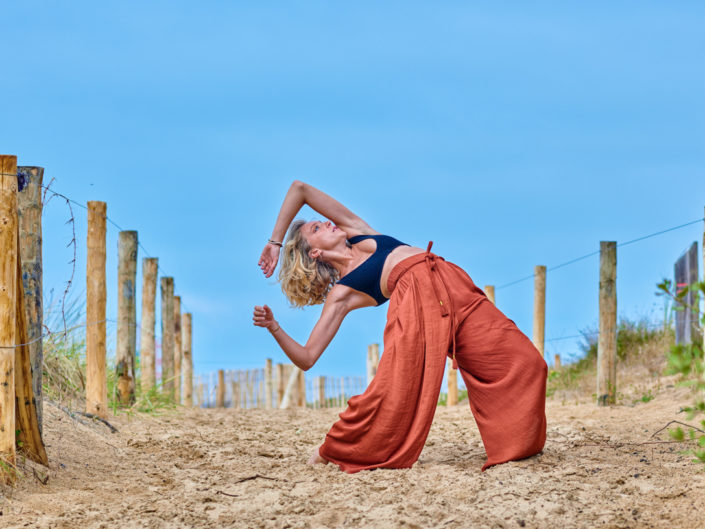 Danseuse contemporain sur une plage vendéenne