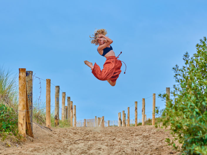 Danseuse saute sur une plage vendéenne