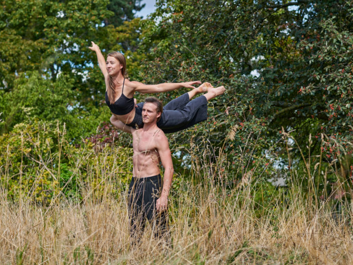 couple d'accro dans le jardin botanique à paris