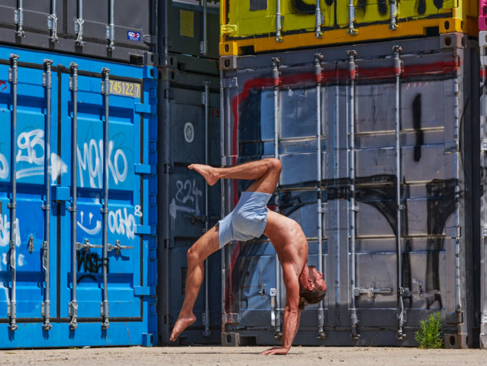 Yogi en pont autour de conteneur