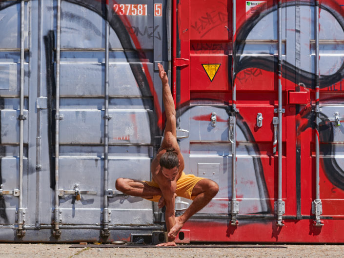 Yogi sur une main autour de conteneur