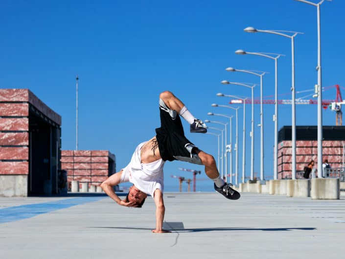 Danseur hiphop qui freeze à Bordeaux dans un parking