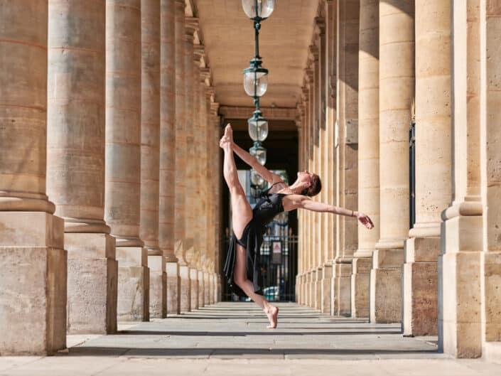 Danseuse contemporain au palais royal louvre rivoli