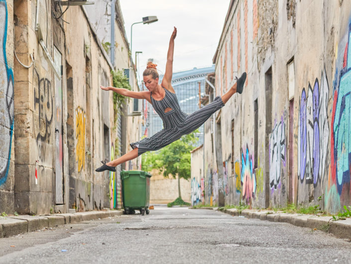 Danseuse contemporain saut dans une ruelle pres de bordeaux st charles