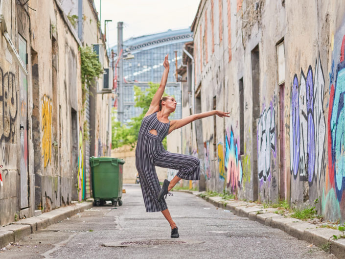 Danseuse contemporain en retiré dans une ruelle près de la meca à bordeaux