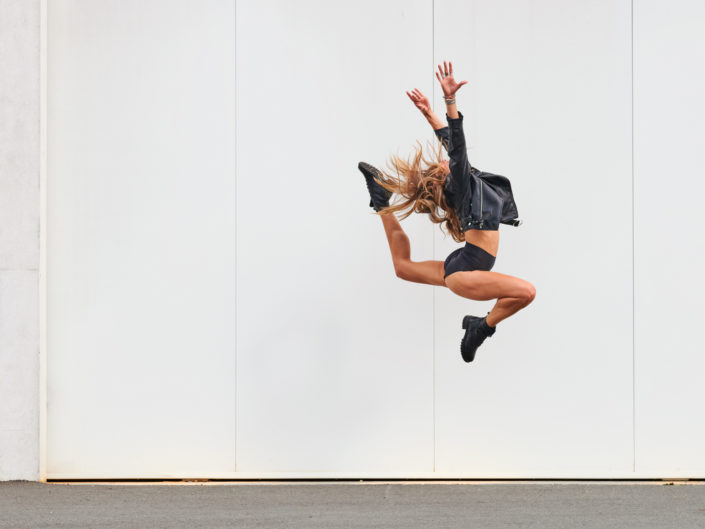 saut d'une gymnaste bordelaise près de l'arena